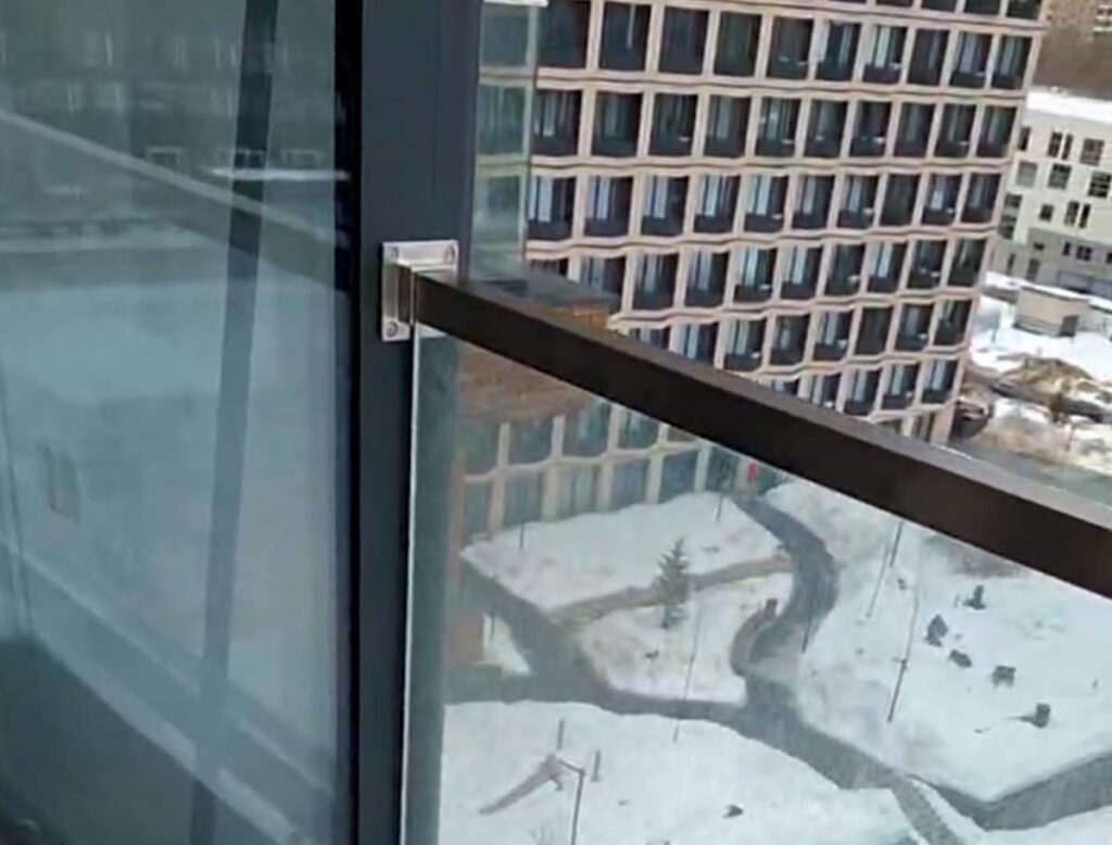 Крепления стекол на балконе